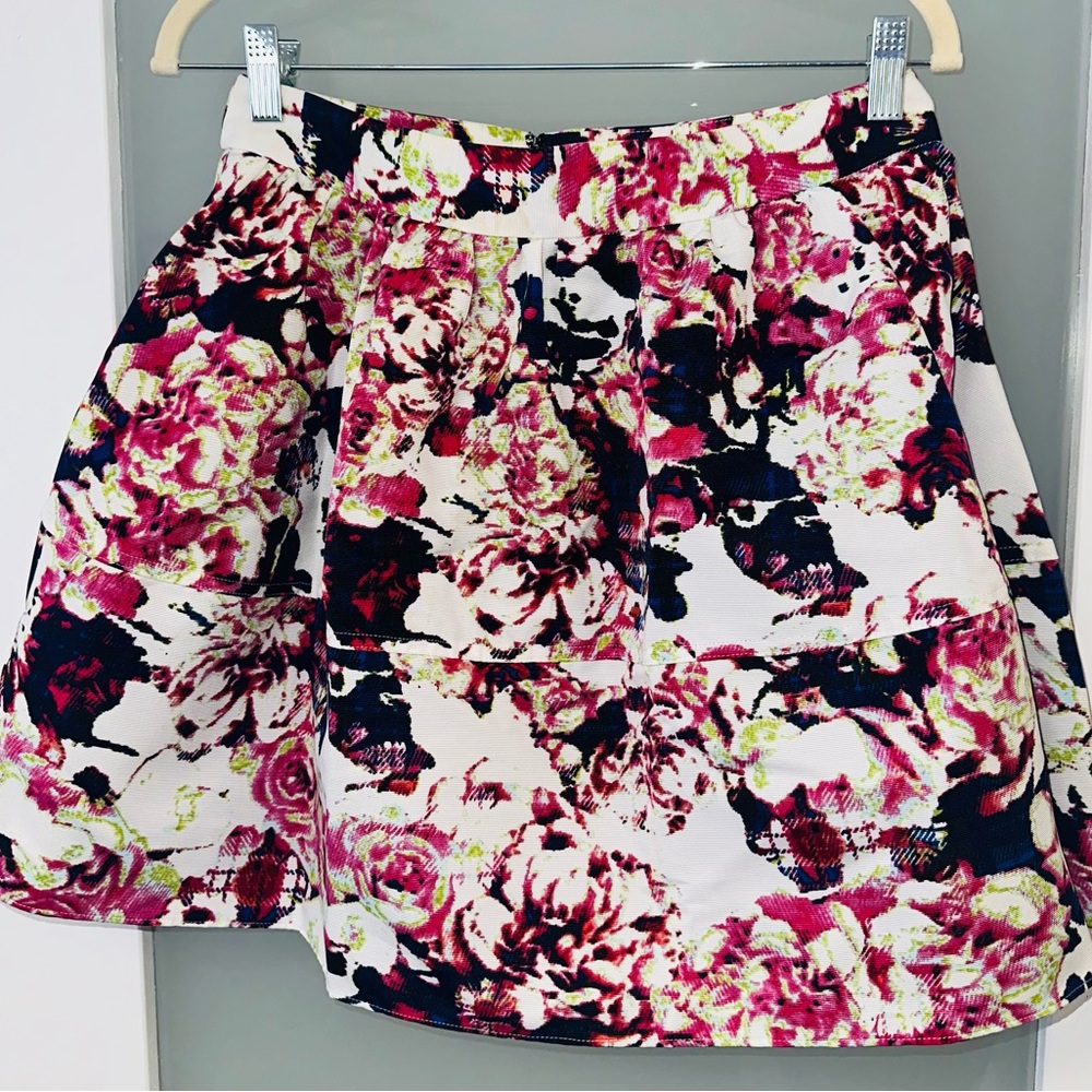 EXPRESS Floral Full Mini Skirt EUC Women’s Size 8 - Spring Professional Wear